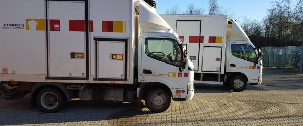 Kalundborg Kommunes Madservice` lastbiler til transport af maden ud til borgere i eget hjem
